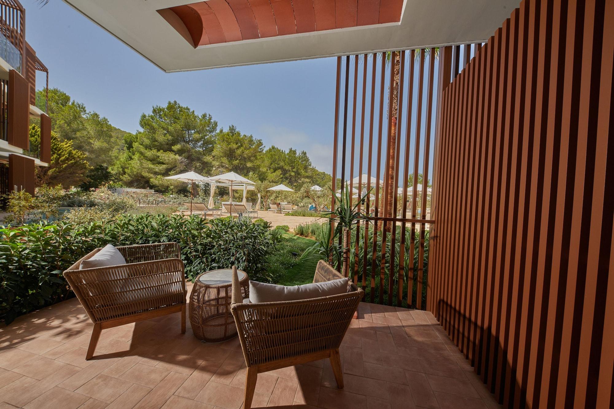 Cala San Miguel Ibiza Resort, Adults Only, Curio Collection By Hilton Port de Sant Miguel المظهر الخارجي الصورة Terrace of a suite