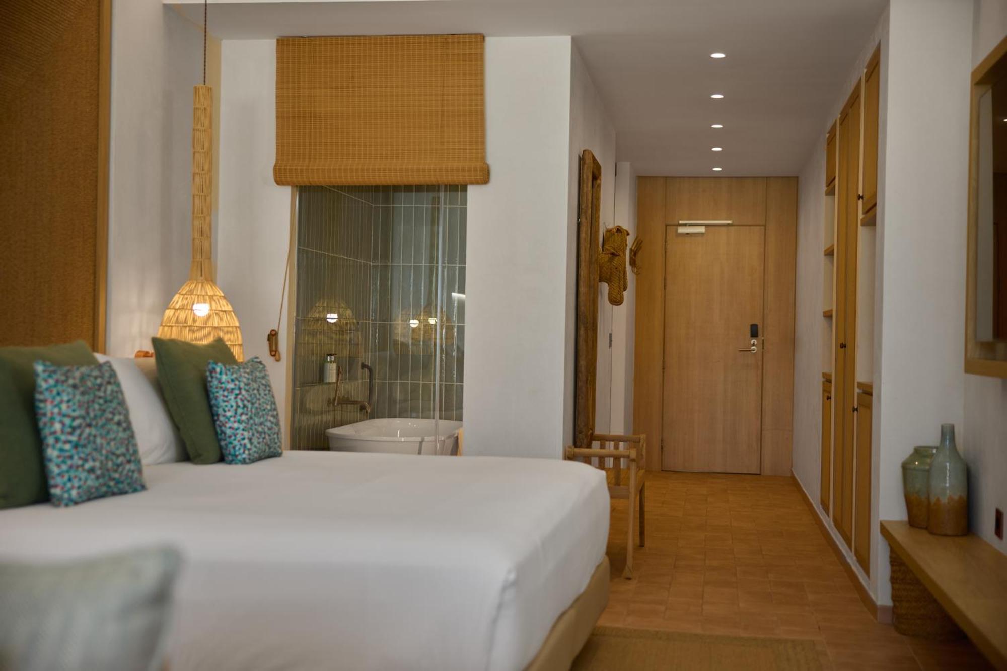Cala San Miguel Ibiza Resort, Adults Only, Curio Collection By Hilton Port de Sant Miguel المظهر الخارجي الصورة A room at the hotel