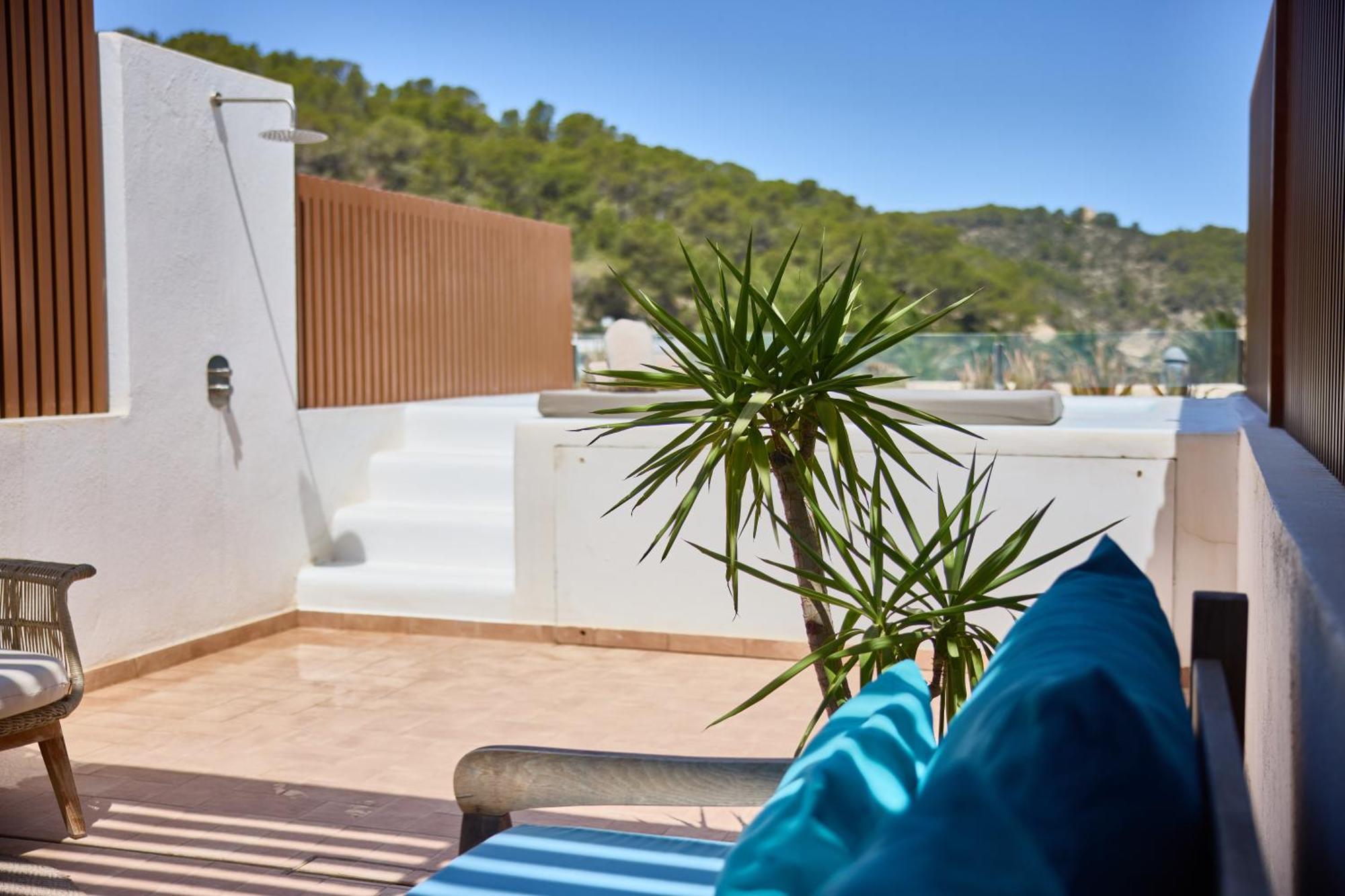Cala San Miguel Ibiza Resort, Adults Only, Curio Collection By Hilton Port de Sant Miguel المظهر الخارجي الصورة A private shower at a campsite